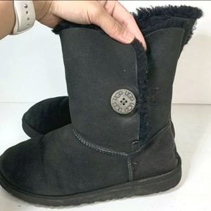 UGG BAILEY BUTTON 🖤 SIZE 8 (7.5-8.5)